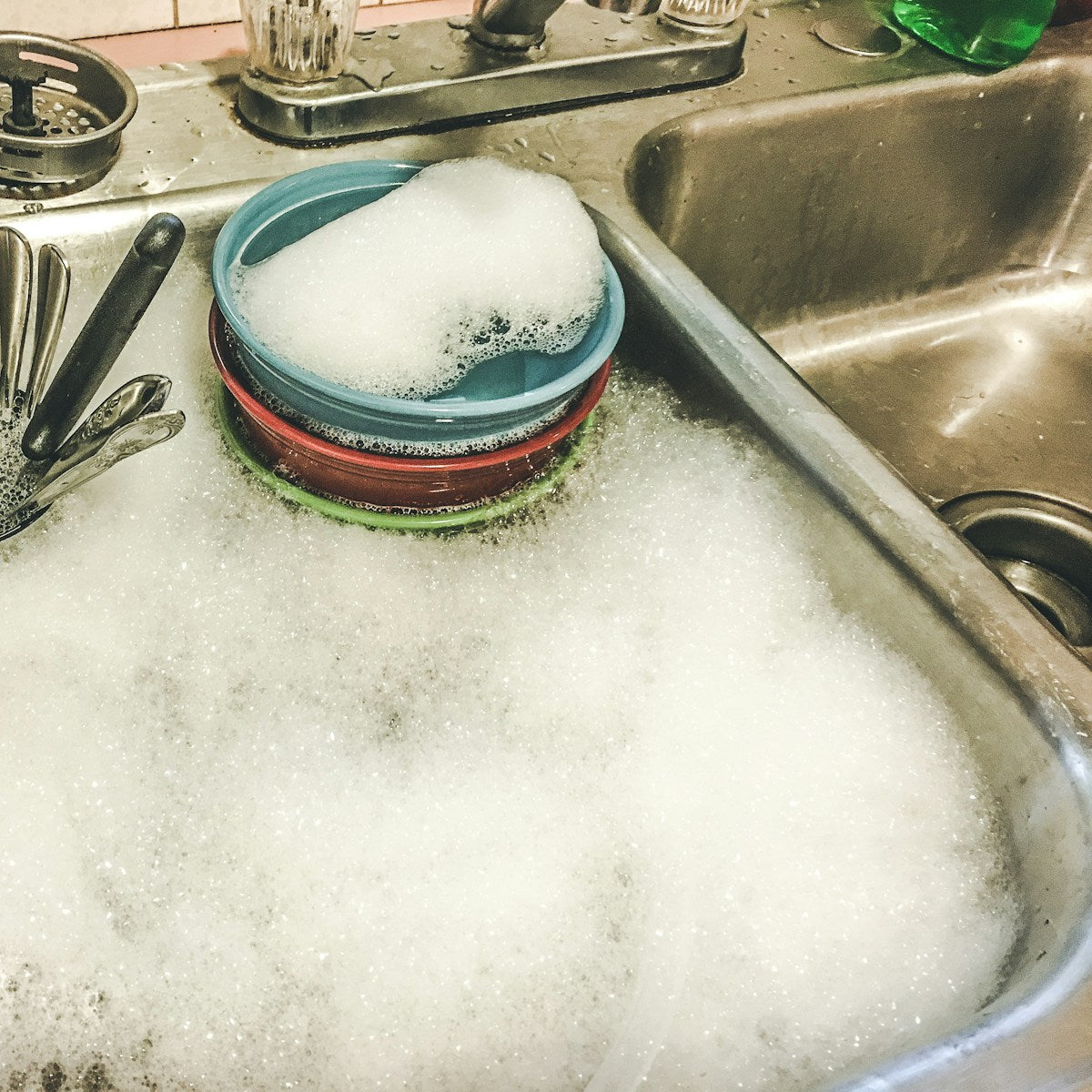 Chiuveta cu vase si spuma de detergent