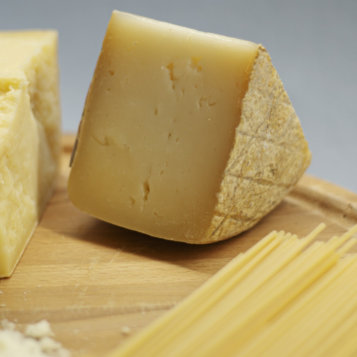 Bucata de parmezan pe tocator